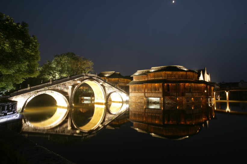 点击大图看下一张：浙江桐乡乌镇夜景图片