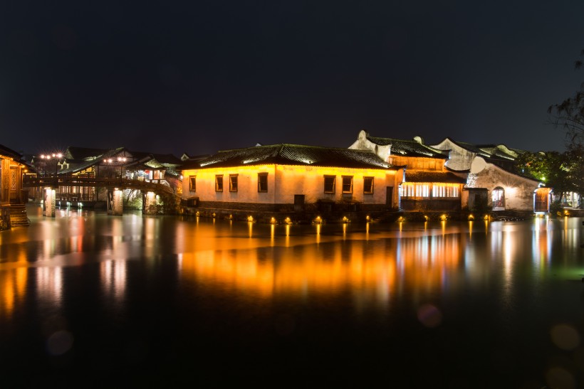 点击大图看下一张：浙江乌镇夜景图片