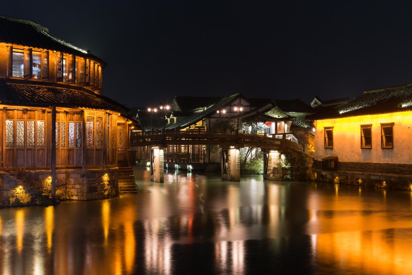 点击大图看下一张：浙江乌镇夜景图片