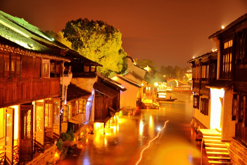 点击大图看下一张：浙江嘉兴乌镇夜景图片