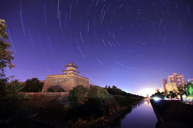 点击大图看下一张：陕西西安城市夜景图片