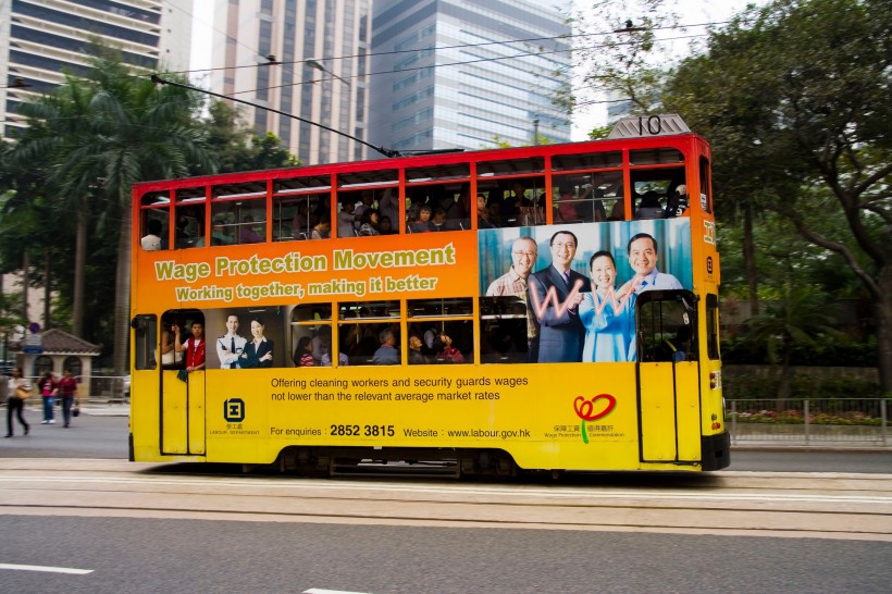点击大图看下一张：香港电车图片