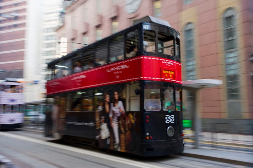 点击大图看下一张：香港电车图片