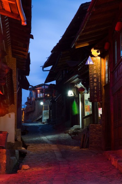 点击大图看下一张:香格里拉夜景图片