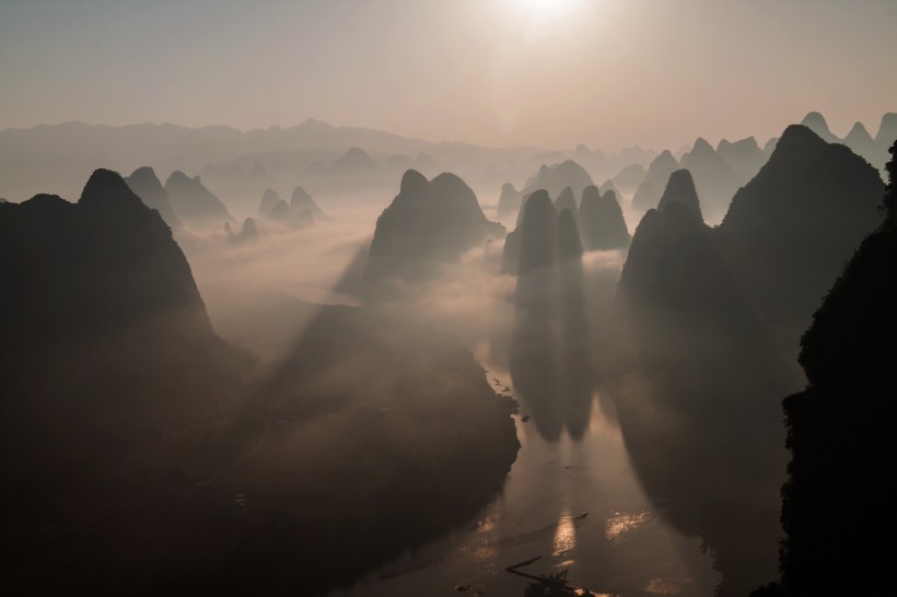 点击大图看下一张：广西桂林相公山日出风景图片