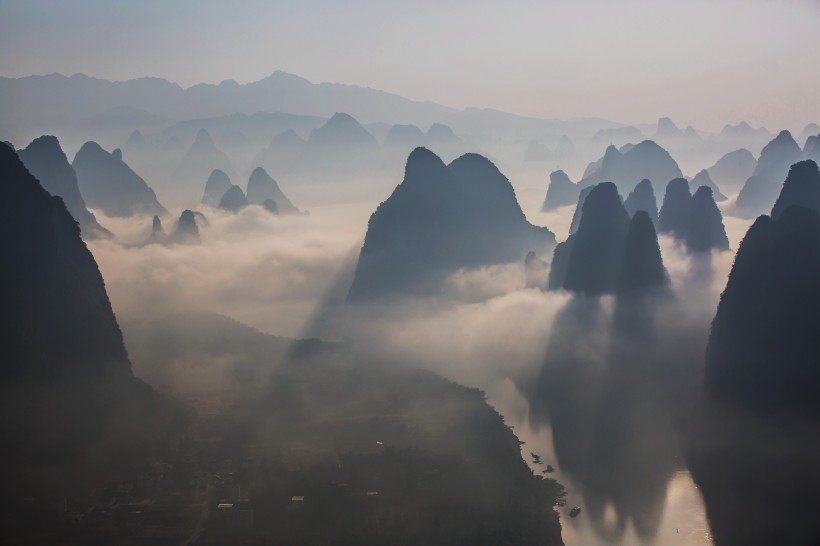 点击大图看下一张：广西桂林相公山日出风景图片
