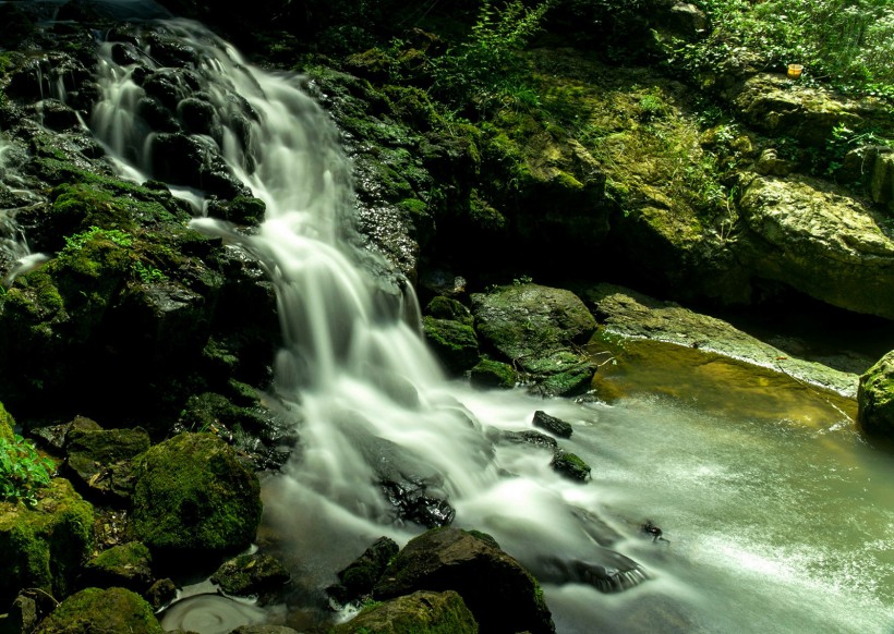 点击大图看下一张：贵州香火岩的溪水风景图片