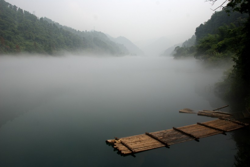 点击大图看下一张：湖南小东江风景图片