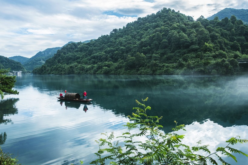 点击大图看下一张：湖南小东江风景图片