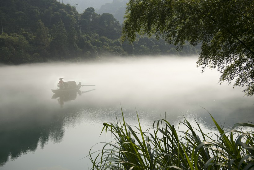 点击大图看下一张：雾漫小东江风景图片