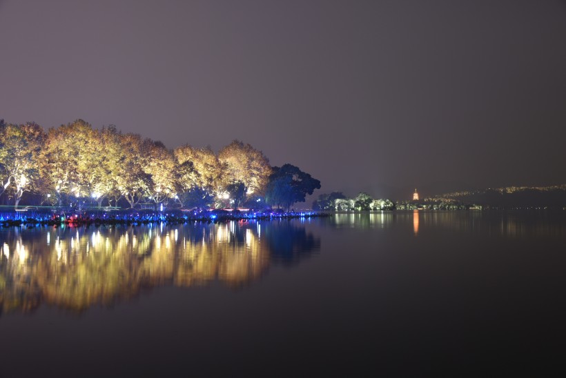 点击大图看下一张：浙江杭州西湖多彩夜景图片