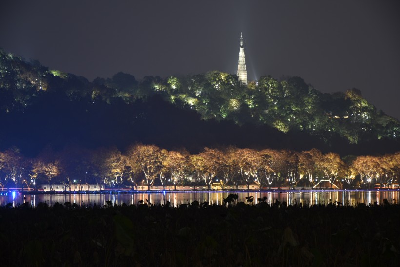 点击大图看下一张：浙江杭州西湖多彩夜景图片