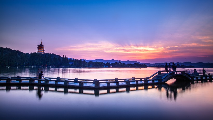 点击大图看下一张：浙江杭州西湖夜景图片