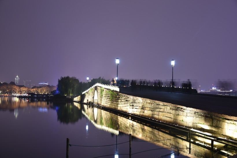 点击大图看下一张：浙江杭州西湖多彩夜景图片