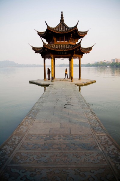 点击大图看下一张：杭州西湖雷峰塔图片