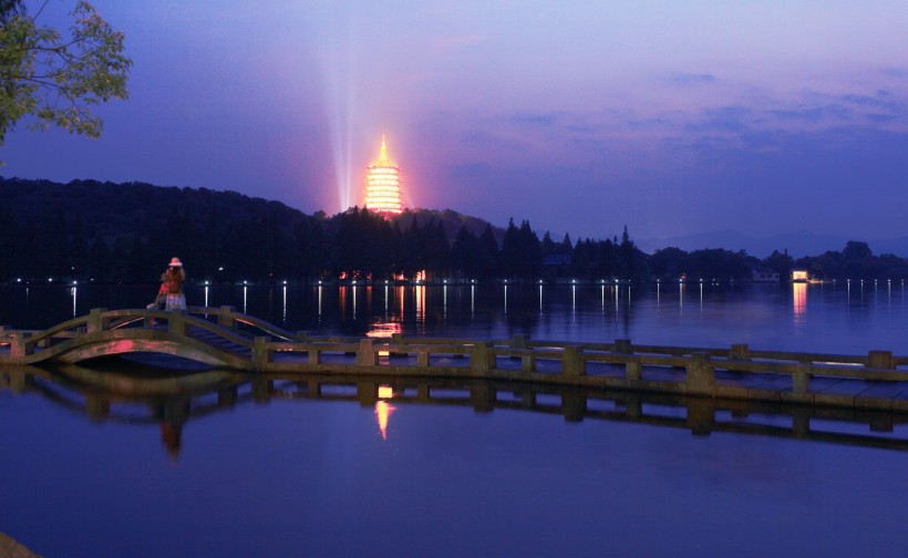 点击大图看下一张：浙江杭州西湖夜景图片