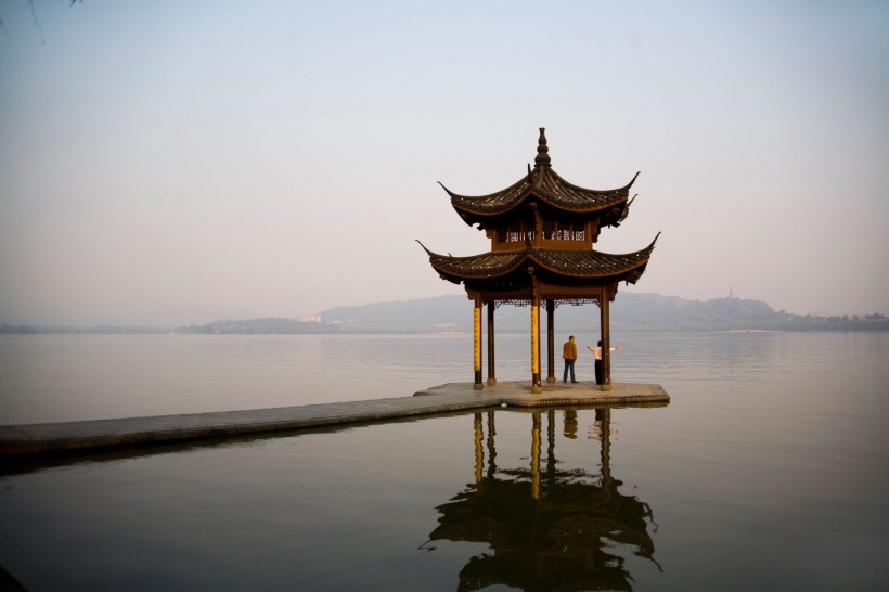 点击大图看下一张：杭州西湖的夜景图片