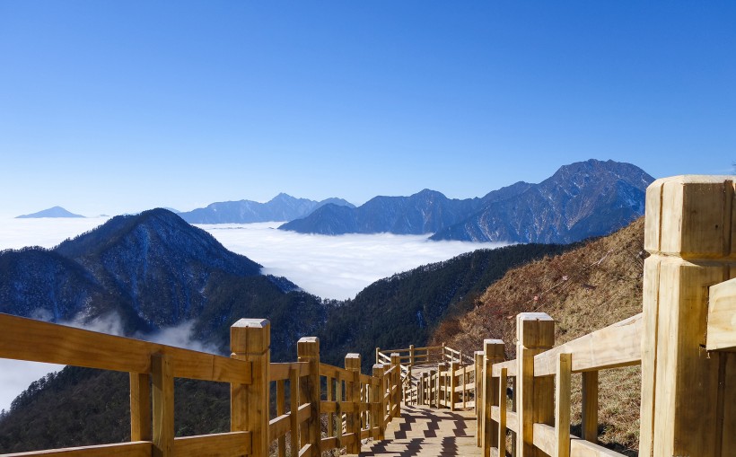 点击大图看下一张：四川西岭雪山风景图片