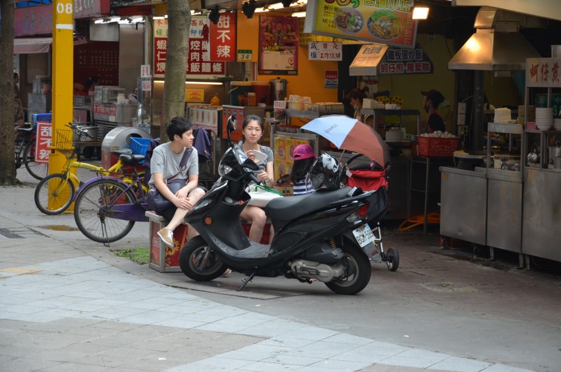 点击大图看下一张：繁华的台北西门町图片