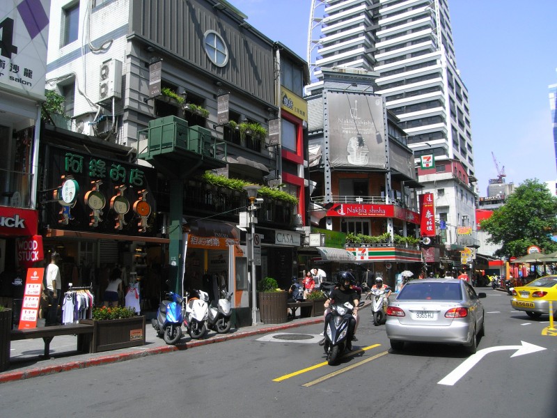 点击大图看下一张：繁华的台北西门町图片