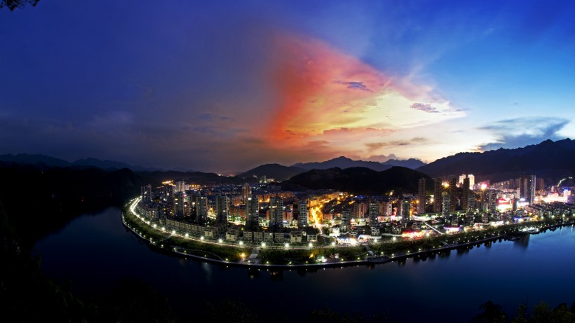 点击大图看下一张：浙江新安江风景图片
