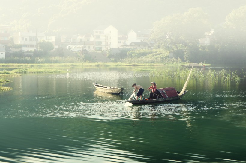 点击大图看下一张：安徽新安江水上风景图片