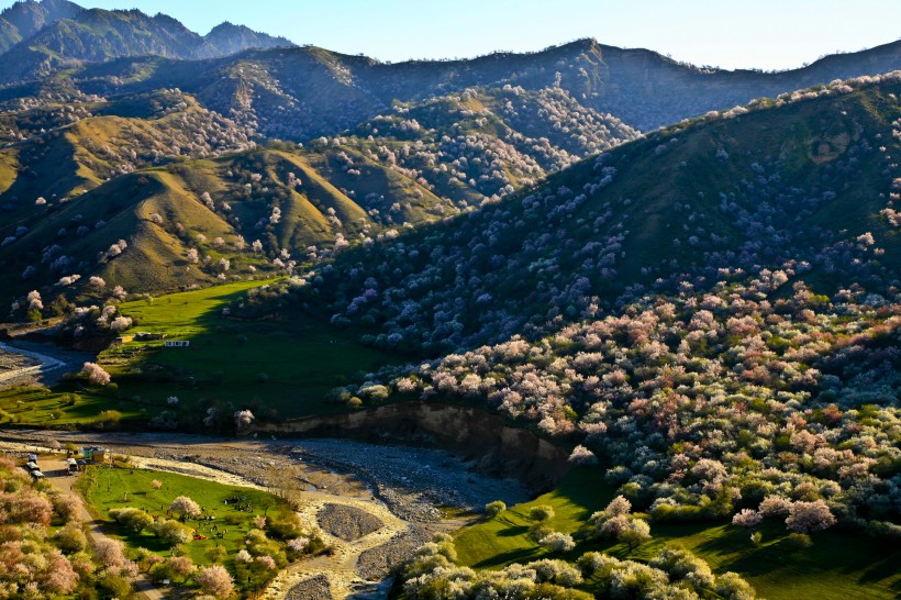 点击大图看下一张：新疆伊犁杏花沟风景图片