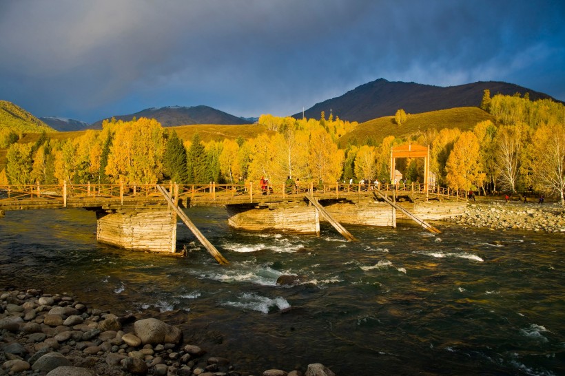 点击大图看下一张:新疆阿勒泰禾木图片