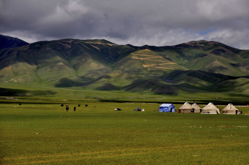 点击大图看下一张：新疆巴音布鲁克草原风景图片