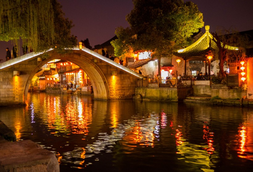 点击大图看下一张：浙江西塘古镇夜景图片