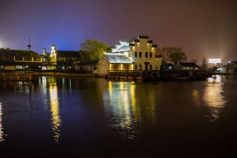 点击大图看下一张：浙江西塘古镇夜景图片