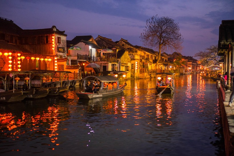 点击大图看下一张：浙江西塘古镇夜景图片