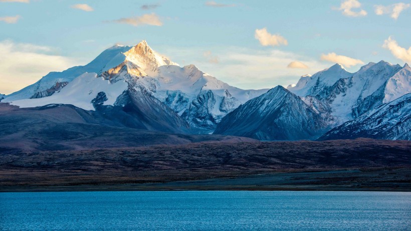 点击大图看下一张：西藏希夏邦马峰风景图片