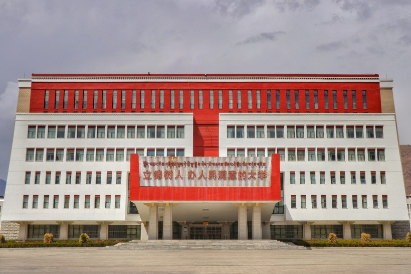 点击大图看下一张：西藏大学建筑风景图片