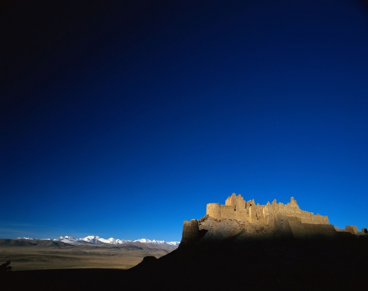 点击大图看下一张：西藏岗巴古堡图片