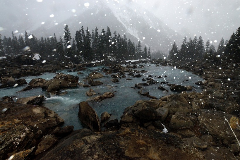 点击大图看下一张:西藏然乌湖风景图片