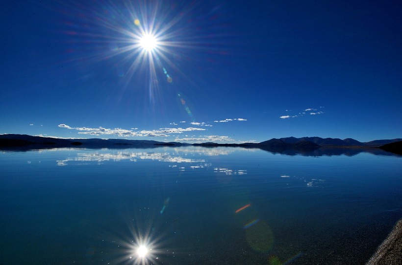 点击大图看下一张：西藏神山圣湖美景图片