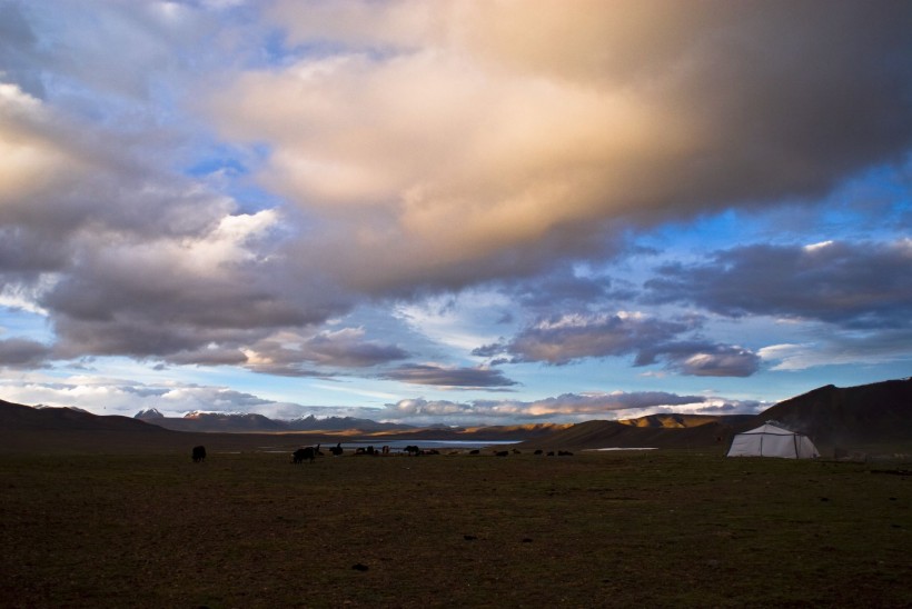 点击大图看下一张：西藏唐古拉山风景图片