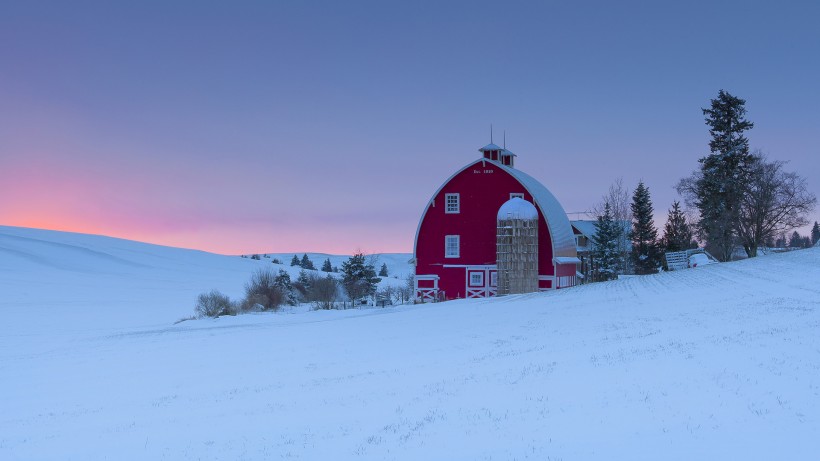 点击大图看下一张：安静的雪中小屋图片