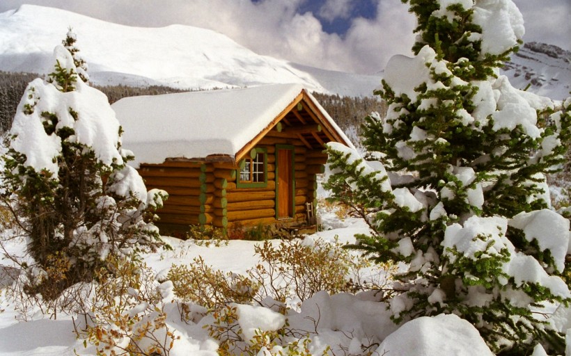 点击大图看下一张：安静的雪中小屋图片