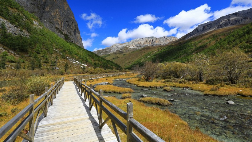 点击大图看下一张:四川稻城亚丁风景图片