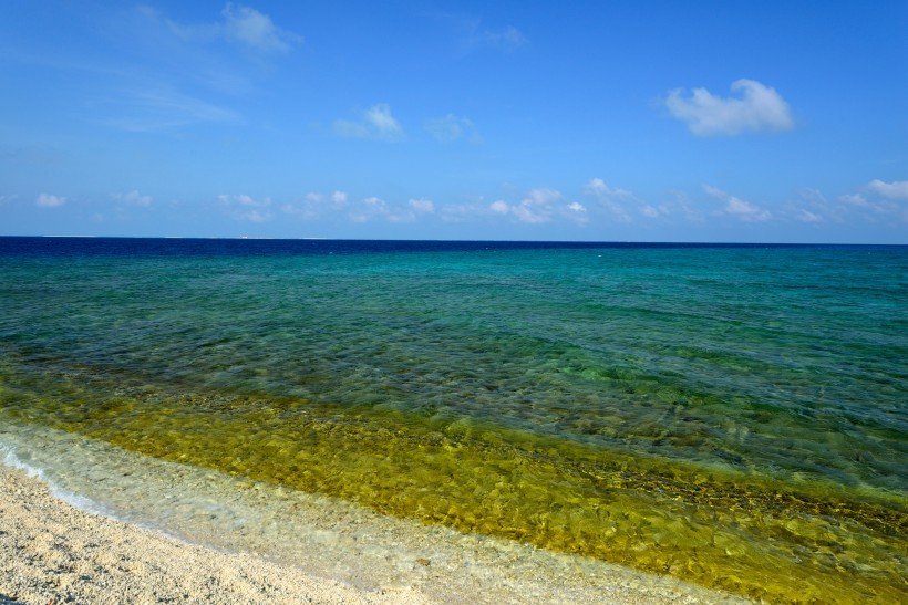 点击大图看下一张：海南西沙鸭公岛风景图片