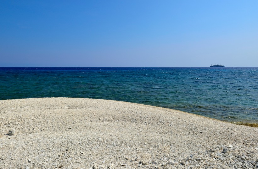点击大图看下一张：海南西沙鸭公岛风景图片