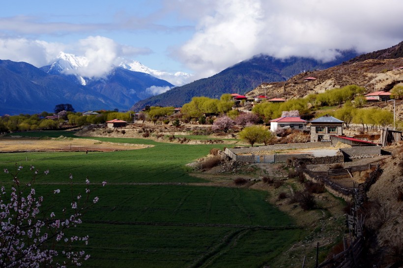 点击大图看下一张：西藏林芝雅江风景图片