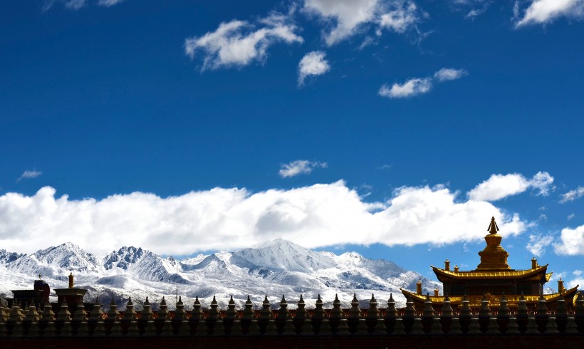 点击大图看下一张：四川甘孜雅拉雪山风景图片