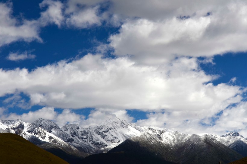 点击大图看下一张：四川甘孜雅拉雪山风景图片