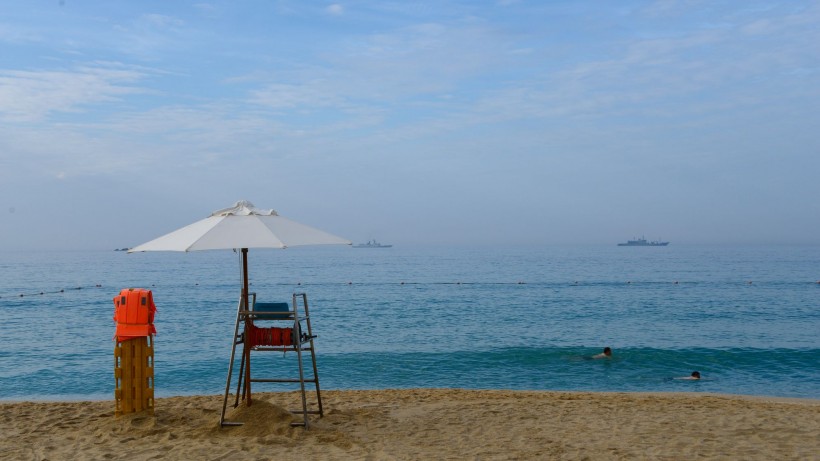 点击大图看下一张：海南三亚亚龙湾风景图片