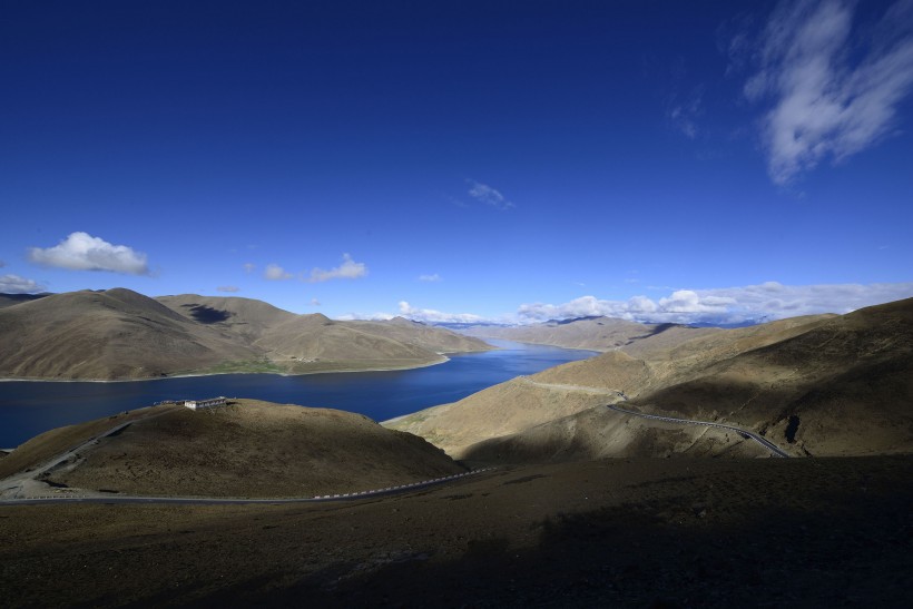 点击大图看下一张：西藏羊卓雍湖风景图片