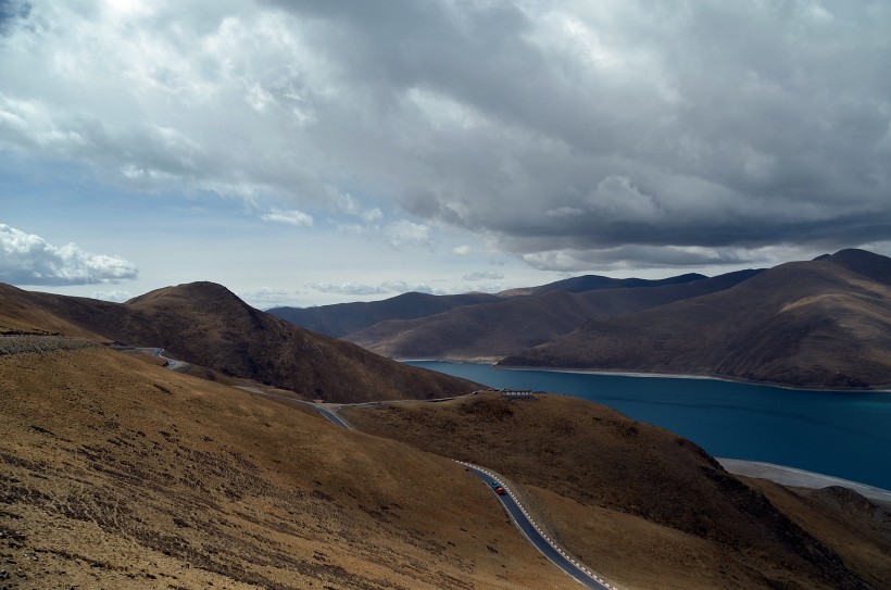 点击大图看下一张：西藏羊湖风景图片