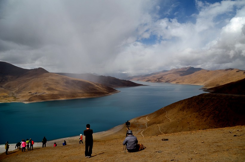 点击大图看下一张：西藏羊湖风景图片